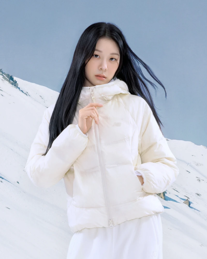 퀸연아의 뉴발란스 플라잉다운💜💛
김연아 애착 뉴발 우먼스 플라잉 경량다운과 1880V2⛸️ 러블리해!
김연아가 뉴발란스 26FW 화보에서 레몬버터와 라이트블루 경량 다운에 워킹화 1880V2를 신었습니다. 캠페인 이름은 'FLYING LIGHT, MOVING LIGHT', 가볍게 입고 가볍게 움직이자는 뜻이에요.
패딩이 이미 몇 벌 있다면 이 다운의 자리는 분명합니다. 프리미엄 구스다운에 10데니어 초경량 원단을 써서 두꺼운 패딩과 얇은 재킷 사이를 맡는 쪽이죠. 립스탑이라 잘 찢어지지 않고, 발수와 방풍까지 더했어요.
1880V2는 프리미엄 워킹화 1880의 두 번째 버전입니다. 프레시폼 X 미드솔로 쿠셔닝을 잡았고, 이번엔 스웨이드로 바꿔 타우페와 그레이 두 가지로 나왔어요. 다운과 색을 맞추면 화보 코디가 그대로 우아한 느낌을 살릴 수 있습니다.
뉴발란스 x 김연아 26FW ‘우먼스 플라잉 경량 다운·1880V2’:
• 우먼스 플라잉 204 Airy 후드형 경량 다운 (레몬버터·라이트블루)
• 1880V2 (타우페·그레이) 이미지2