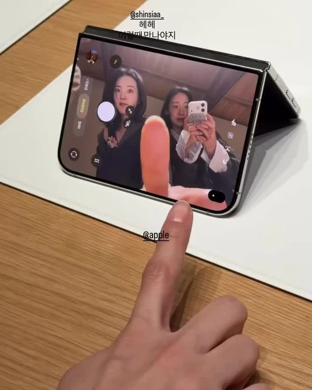 아이폰 신상 만나고 왔어요 🍎 차정원, 아이린, 홍화연, 신시아, 이호정이 새롭게 공개된 아이폰 신제품을 누구보다 빠르게 만나봤습니다. 이번 시즌 가장 눈길을 끄는 건 감각적인 버건디 컬러로 등장한 아이폰 18 프로와 새로운 폼팩터를 선보인 폴더블 아이폰. 더 얇고, 더 강력해진 성능은 물론 접고 펼치는 방식까지 달라진 새로운 아이폰의 등장. 네 사람이 직접 만나본 이번 아이폰 신제품의 모습, 함께 보시죠. 이미지