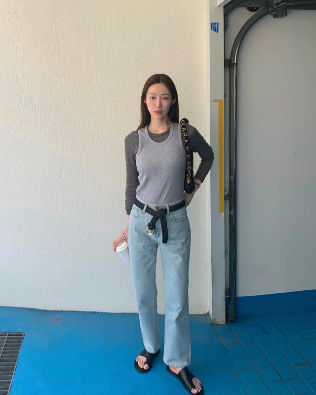평범한 옷도 한 겹 더하면 달라져요 👀 차정원은 기본 아이템을 그대로 입기보다, 한 가지를 더해 레이어드하는 스타일을 자주 보여줘요. 🩷 티셔츠나 셔츠 위에 니트 베스트를 더하거나 얇은 티 두 개를 겹쳐 입기도 해요. 팬츠 위에 스커트를 레이어드 하는 방법도 있어요. 레이어드가 어렵게 느껴진다면 차정원처럼 지금 입은 룩에 딱 한 가지를 더해보는 것부터 시작해보세요. 같은 옷도 조합에 따라 분위기가 달라집니다. 이미지