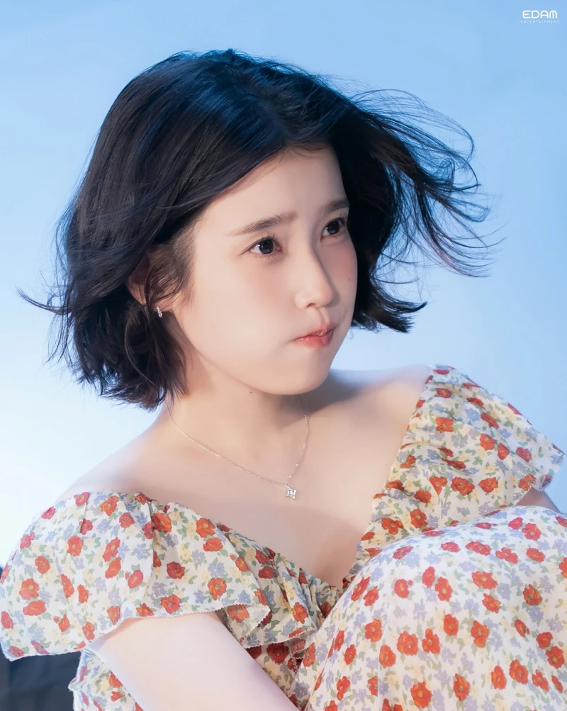 데뷔기념일마다 따뜻한 마음💜
아이유가 데뷔 18주년을 맞아 ‘아이유애나’ 이름으로 총 2억 원을 기부했습니다.
난치병 아동부터 자립준비청년, 장애인, 독거노인 등 도움이 필요한 이웃들에게 마음을 전했는데요.
아이유는 매년 데뷔기념일마다 팬들과 함께하는 기부를 이어오고 있습니다. 2023년에는 3억 원, 2024년에는 2억 2,500만 원을 기부하는 등 꾸준한 나눔을 실천해왔습니다. 이미지1