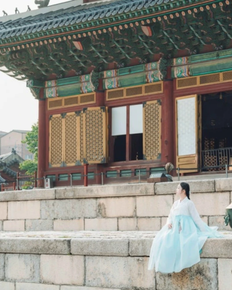 추석 연휴 나들이 계획 세우셨나요? 🌕
오는 9월 24일부터 27일까지 4일간, 4대궁(경복궁·창덕궁·덕수궁·창경궁)과 종묘, 조선왕릉이 무료로 개방됩니다. 평소 예약제로 운영되는 종묘도 이번 연휴 동안은 자유롭게 관람할 수 있습니다. (단, 창덕궁 후원은 제외)
또한, 서울 시내 학교 247곳의 운동장과 주차장도 무료로 개방되어 귀성객과 지역 주민들의 주차 편의를 돕습니다. 네이버지도, 카카오맵, 티맵 등에서 개방 학교 위치를 쉽게 검색할 수 있습니다.
이번 연휴, 가족들과 함께 고궁 나들이를 즐겨보세요. 이미지1