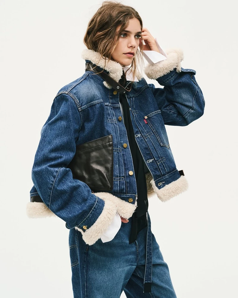 클래식 데님의 새로운 재구성 💙
Levi’s와 sacai가 세 번째 협업 컬렉션을 공개했습니다.
Levi’s의 클래식한 데님에 sacai 특유의 구조적인 디테일과 소재 믹스를 더해 익숙한 데님을 새로운 실루엣으로 재구성했습니다.
9월 29일 홍콩 특별 팝업을 시작으로 9월 30일 글로벌 출시, 일본에서는 10월 1일부터 판매됩니다. 일본 sacai 매장 입장 추첨은 9월 17일부터, 공식 온라인 스토어 구매 추첨은 9월 25일부터 진행됩니다.
• 리바이스 x사카이 셰르파 재킷, 약 130만 원대
• 리바이스 x 사카이 블루종 재킷, 약 90만 원대
• 리바이스 x 사카이 벨트 와이드 팬츠, 약 60만 원대
• 리바이스 x 사카이 벨트 플레어 팬츠, 약 60만 원대 이미지1