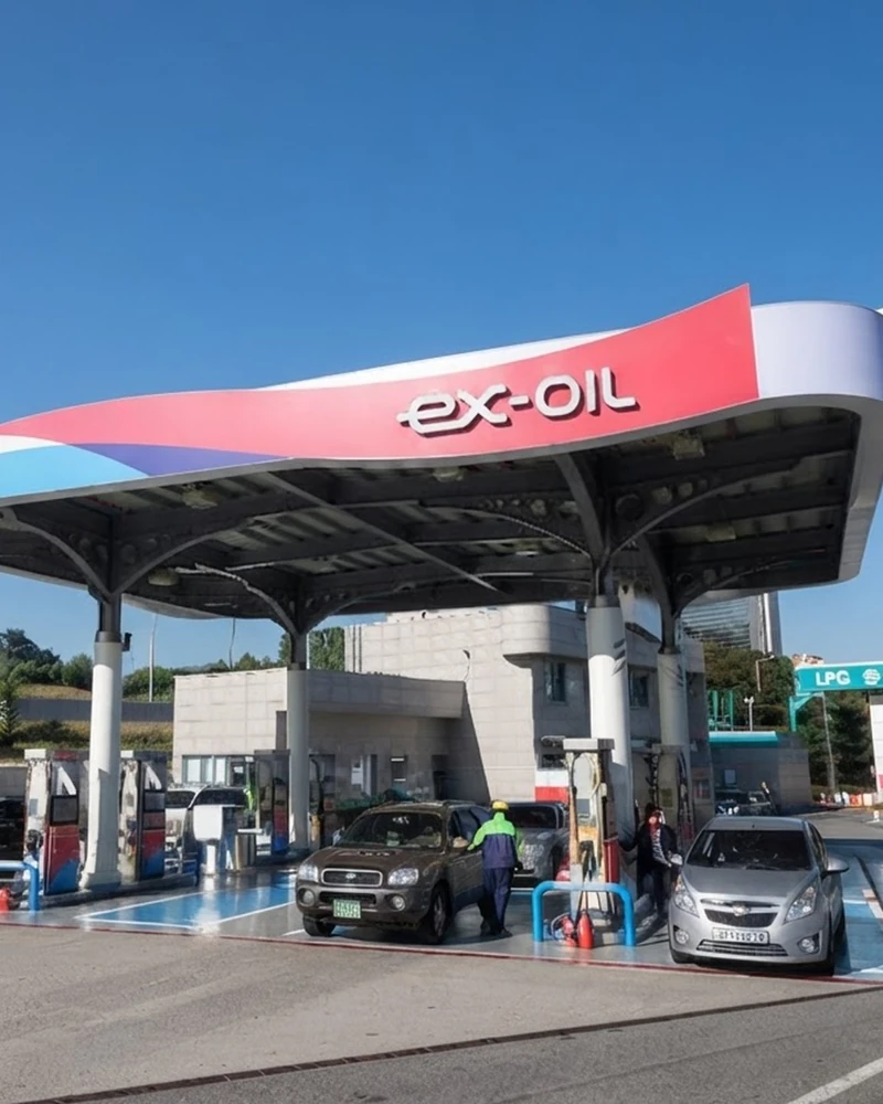 이번 추석 귀성길, 주유비 부담이 조금은 줄어들 것 같습니다. 🚗⛽️
구윤철 부총리 겸 재정경제부 장관이 18일 열린 경제관계장관회의에서 추석 연휴 기간 고속도로 주유소의 기름값을 리터당 100원 인하한다고 밝혔습니다. 이번 조치는 명절 이동이 많은 국민들의 경제적 부담을 덜어주기 위한 것으로 보입니다.
특히 이번 회의는 구 부총리의 '마지막 회의'로 알려져 눈길을 끌었습니다. 고속도로를 이용해 고향을 방문하시는 분들은 휴게소 주유소를 적극 활용하시면 좋을 것 같습니다. 이미지1