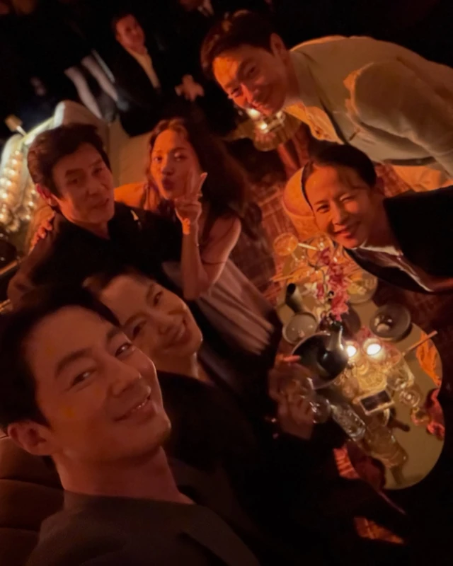 작품은 달라도 설레는 조합 ❤️ 전도연·설경구·조여정·조인성은 이창동 감독의 〈가능한 사랑〉, 손석구·최희서는 〈Bedford Park〉로 TIFF를 찾았습니다. 😎😍 특히 영화제 기간 열린 ‘Road to the Golden Globes’ 파티에서는 각자의 작품으로 토론토를 찾은 배우들이 한자리에 모였는데요. 골든글로브가 어워즈 시즌을 앞두고 영화인들과 함께하는 공식 행사로, 올해는 9월 12일 토론토 포시즌스 호텔에서 열렸습니다. 서로 다른 작품으로 토론토에 온 배우들이 영화제의 밤, 한자리에서 만난 순간. 영화라는 공통분모로 완성된 뜻밖의 조합이네요. 이미지
