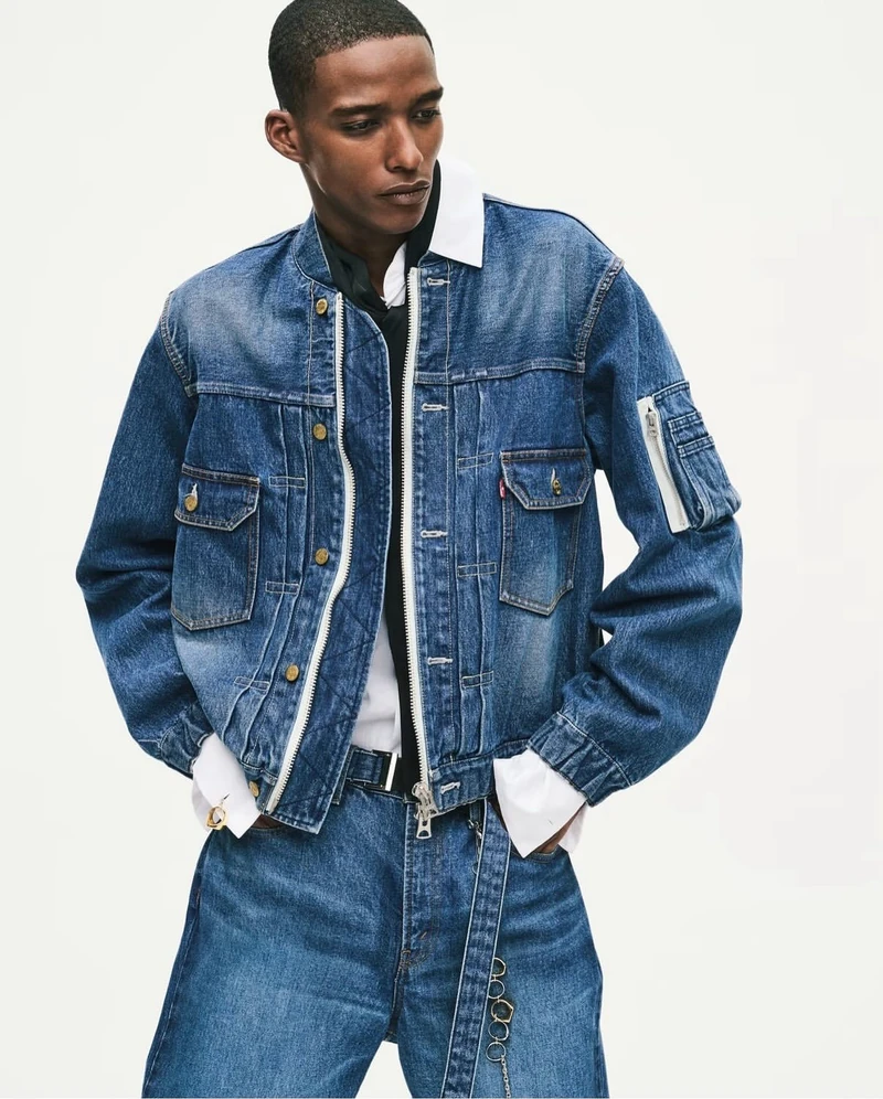 클래식 데님의 새로운 재구성 💙
Levi’s와 sacai가 세 번째 협업 컬렉션을 공개했습니다.
Levi’s의 클래식한 데님에 sacai 특유의 구조적인 디테일과 소재 믹스를 더해 익숙한 데님을 새로운 실루엣으로 재구성했습니다.
9월 29일 홍콩 특별 팝업을 시작으로 9월 30일 글로벌 출시, 일본에서는 10월 1일부터 판매됩니다. 일본 sacai 매장 입장 추첨은 9월 17일부터, 공식 온라인 스토어 구매 추첨은 9월 25일부터 진행됩니다.
• 리바이스 x사카이 셰르파 재킷, 약 130만 원대
• 리바이스 x 사카이 블루종 재킷, 약 90만 원대
• 리바이스 x 사카이 벨트 와이드 팬츠, 약 60만 원대
• 리바이스 x 사카이 벨트 플레어 팬츠, 약 60만 원대 이미지2