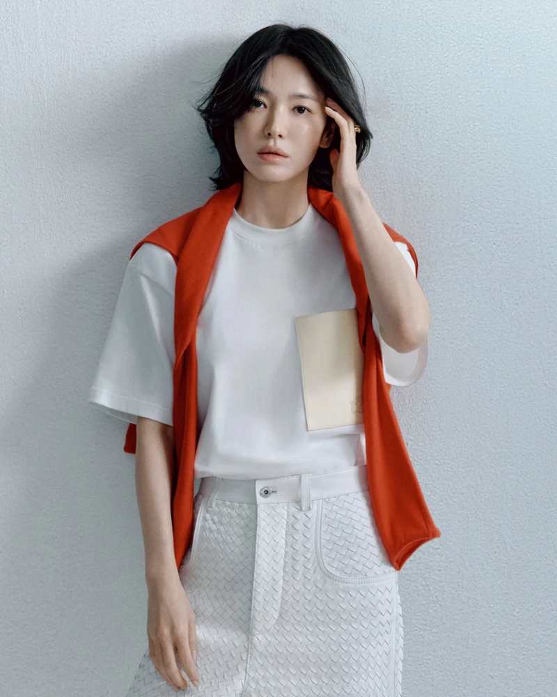 송혜교 ✨ 보테가 베네타의 새로운 얼굴
이탈리아 럭셔리 브랜드 보테가 베네타가 송혜교를 글로벌 앰버서더로 선정했습니다.✨
깊이 있는 연기로 세계적인 사랑을 받아온 송혜교의 독보적인 존재감과 패션·예술·문화에 대한 지속적인 관심이 장인정신과 창의성을 중시하는 하우스의 가치와 맞닿았는데요. 송혜교와 보테가 베네타가 함께 써 내려갈 새로운 여정에 기대가 모입니다. 이미지1