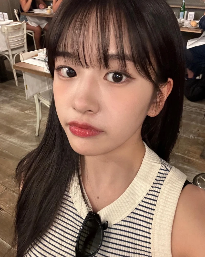 앞머리 하나로 달라지는 무드 👀
앞머리 하나로 가을 분위기를 한 번 바꿔보세요🩷
안유진은 반듯하게 떨어지는 일자뱅으로 깔끔한 인상을 보여줬어요.
아이유는 가볍게 내려오는 시스루뱅으로 자연스럽게, 나띠는 숱을 가득 채운 풀뱅으로 또렷한 분위기를 연출했어요.
레이는 짧게 자른 처피뱅으로 발랄한 느낌을 더하고 조이는 깻잎머리로 색다른 무드를 보여줬어요.
길이와 숱, 넘기는 방향만 달라져도 인상은 달라지는 법. 오늘은 어떤 앞머리가 끌리나요? ✂️ 이미지1