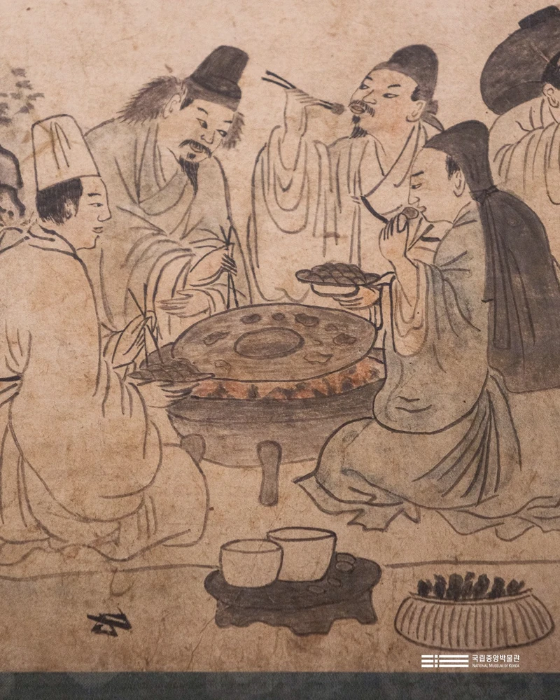 조선시대에 발견한 K-바베큐 현장🔥🍖
전 세계인의 입맛을 사로잡은 K-BBQ, 그 풍경은 조선시대에도 존재했습니다.
19세기 화가 성협의 '성협필풍속도첩' 속 고기굽기에는 모자 모양의 ‘번철’에 고기를 굽고, 젓가락을 뻗어 함께 나눠 먹는 모습이 생생하게 담겼는데요. 200여 년 전에도 불판 앞 풍경은 지금과 크게 다르지 않았던 것 같습니다.
해당 작품은 국립중앙박물관 특별전 <우리들의 밥상>에서 10월 25일까지 만나볼 수 있습니다.🖼️ 이미지1