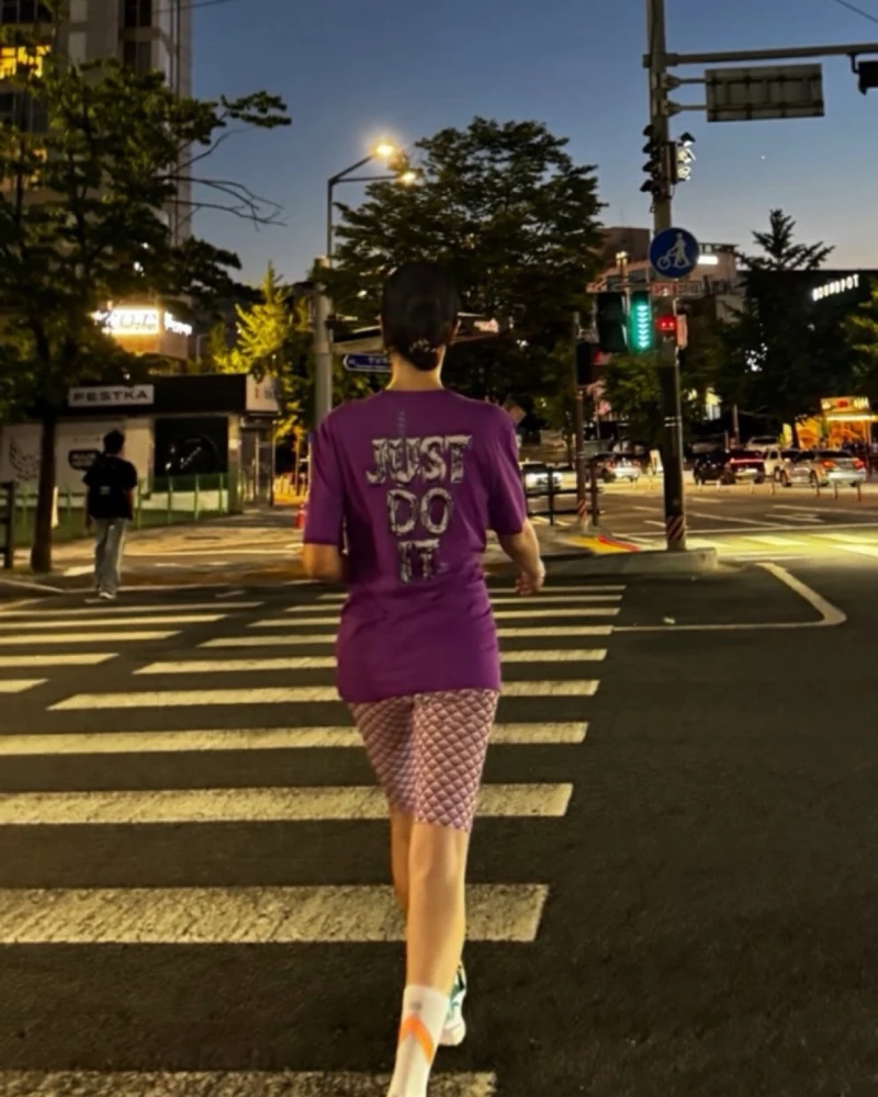 가을은 뛰기 좋은 계절 🤎
선선한 가을 날씨에 괜히 몸을 움직이고 싶은 요즘
김혜수, 이영애, 조여정까지 꾸준히 러닝을 즐기는 모습이 포착됐는데요.
이번 주말엔 거창한 운동 말고 가볍게 산책이라도 나가볼까요? 이미지2