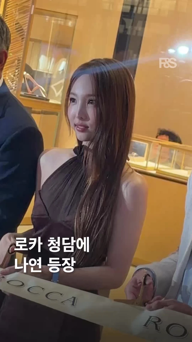 트와이스 나연 공주님 등장 🤍 로카(ROCCA)의 국내 첫 플래그십 스토어 ‘로카 청담’에 나연이 도착했어요. 이미지