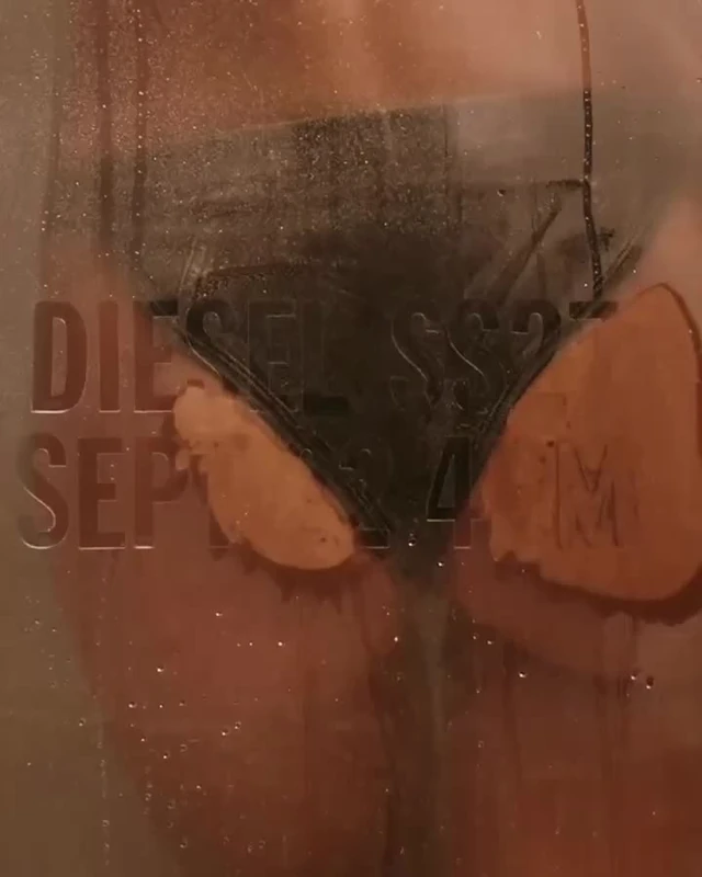 디젤과 마지막 인사 🕊️ 글렌 마틴스가 6년간 이끌어온 디젤을 떠납니다. 오는 9월 22일 밀라노에서 공개되는 SS27 컬렉션이 그의 마지막 디젤 쇼가 될 예정인데요. 2020년 합류 이후 데님을 넘어 디젤의 세계관을 새롭게 확장해온 글렌 마틴스. 이제는 메종 마르지엘라에 집중하며 새로운 챕터를 이어갑니다. 6년을 함께한 디젤과의 마지막 장면이 곧 공개됩니다. 이미지