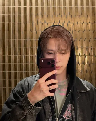 윤호와 함께 볼 디젤의 마지막 쇼 🖤
디젤 후디와 데님 캡으로 완성한 윤호의 현실 남친룩 💕
에이티즈 윤호가 디젤의 FW26 쇼 참석을 위해 오늘 밀라노로 출국했습니다.
블랙 후디 집업에 데님 캡, 편안한 팬츠를 매치해 힘을 뺀 듯 자연스러운 스타일을 완성했는데요. 디젤 특유의 캐주얼한 무드에 윤호의 깔끔한 분위기가 더해져 더욱 감각적인 출국룩을 선보였습니다. 빈티지한 그래픽 디테일이 룩에 자연스러운 포인트가 되어줬습니다.
이번 디젤 쇼는 크리에이티브 디렉터 글렌 마틴스가 디젤에서 선보이는 마지막 쇼. 윤호의 출국과 함께 시작될 밀라노 패션위크, 그리고 디젤의 마지막 순간까지 만나볼까요?
∙ 디젤 에스 윌 집업 후디, 56만 원대
∙ 디젤 씨 록 데님 캡, 31만 원대 이미지