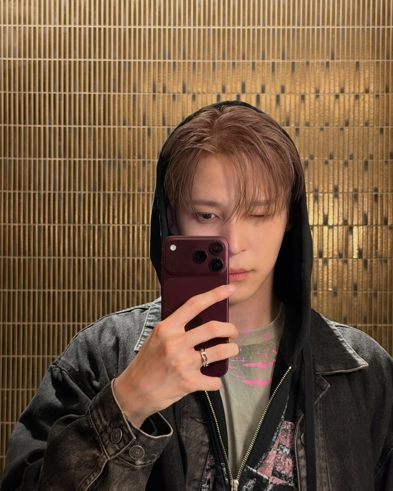 윤호와 함께 볼 디젤의 마지막 쇼 🖤
디젤 후디와 데님 캡으로 완성한 윤호의 현실 남친룩 💕
에이티즈 윤호가 디젤의 FW26 쇼 참석을 위해 오늘 밀라노로 출국했습니다.
블랙 후디 집업에 데님 캡, 편안한 팬츠를 매치해 힘을 뺀 듯 자연스러운 스타일을 완성했는데요. 디젤 특유의 캐주얼한 무드에 윤호의 깔끔한 분위기가 더해져 더욱 감각적인 출국룩을 선보였습니다. 빈티지한 그래픽 디테일이 룩에 자연스러운 포인트가 되어줬습니다.
이번 디젤 쇼는 크리에이티브 디렉터 글렌 마틴스가 디젤에서 선보이는 마지막 쇼. 윤호의 출국과 함께 시작될 밀라노 패션위크, 그리고 디젤의 마지막 순간까지 만나볼까요?
∙ 디젤 에스 윌 집업 후디, 56만 원대
∙ 디젤 씨 록 데님 캡, 31만 원대 이미지1