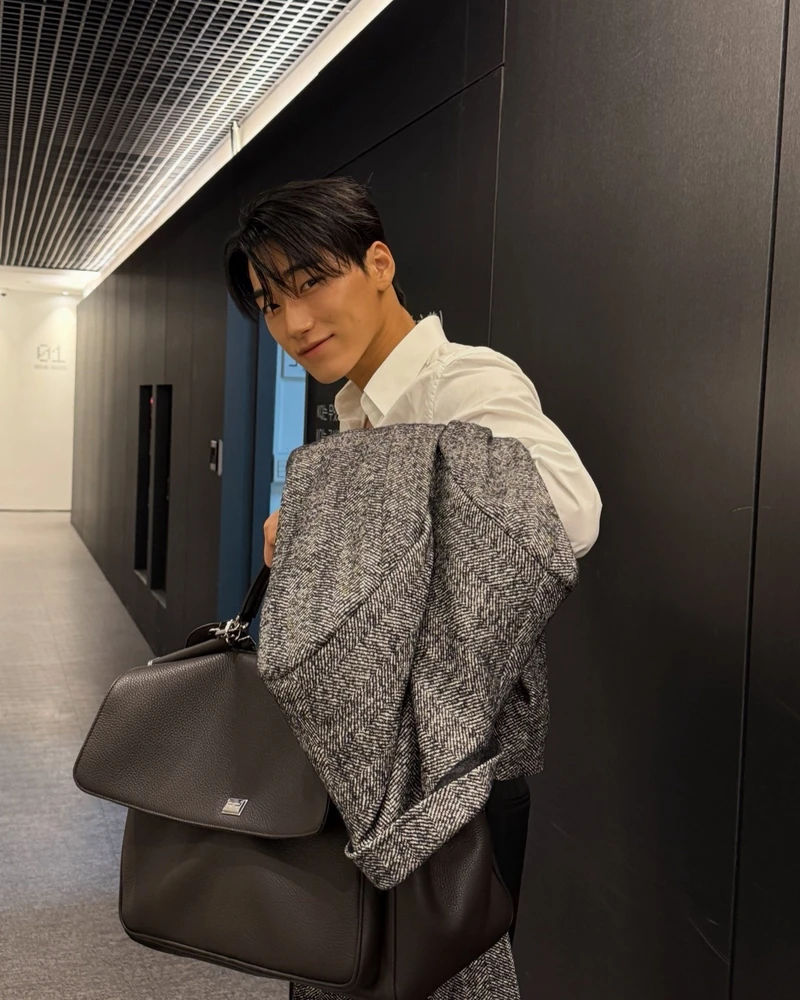상견례 프리패스룩은 이런 것? 🫶🏻
오늘 밀라노 패션위크 참석을 위해 출국한 에이티즈 산.
헤링본 패턴의 롱 코트에 화이트 셔츠, 블랙 팬츠와 앵클부츠를 매치해 클래식하면서도 깔끔한 가을 공항패션을 완성했습니다.
특히 단정한 셔츠에 롱 코트를 더해 꾸민 듯 과하지 않은 ‘상견례 프리패스’ 무드까지 제대로.
코트부터 가방까지 Dolce&Gabbana. 밀라노에서 이어질 산의 패션위크 룩도 기대해봅니다.
• 돌체앤가바나 울 브레스티드 코트, 670만 원대
• 돌체앤가바나 마이 시칠리 백, 730만 원대 이미지2