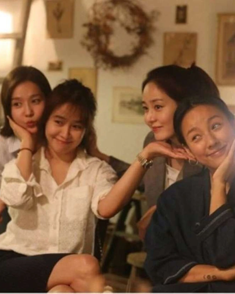 21년 만에, 핑클이 돌아옵니다✨🧚🏻♀️
이효리, 옥주현, 이진, 성유리가 ‘핑클’이라는 이름으로 완전체 활동을 준비합니다. 네 멤버가 본격적인 팀 활동에 나서는 건 2005년 ‘Forever Fin.K.L’ 이후 약 21년 만인데요.
2019년 ‘캠핑클럽’에서 반가운 재회를 보여준 데 이어, 이번에는 지속적인 팀 활동을 예고했습니다. 아직 새 음원과 공연 등 구체적인 계획은 공개되지 않은 상황. 1세대 걸그룹의 아이콘 핑클이 어떤 모습으로 돌아올지 기대를 모읍니다💗 이미지1