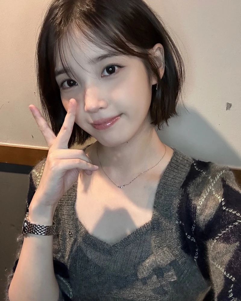 단발유 등장에 단발병 확산 중 ✂️
새 앨범과 함께 약 10년 만에 단발로 변신한 아이유.
깔끔한 일자 단발에 한층 또렷해진 분위기까지,
이번 컴백은 노래만큼이나 헤어스타일도 화제입니다.
팬들 사이에서는 벌써 ‘단발유’라는 애칭까지 등장했는데요.
이 정도면 가을 단발, 다시 고민해봐야겠는데요? 이미지2