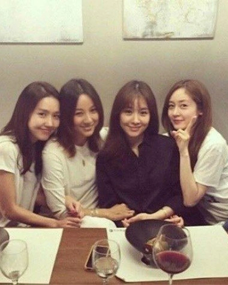 21년 만에, 핑클이 돌아옵니다✨🧚🏻♀️
이효리, 옥주현, 이진, 성유리가 ‘핑클’이라는 이름으로 완전체 활동을 준비합니다. 네 멤버가 본격적인 팀 활동에 나서는 건 2005년 ‘Forever Fin.K.L’ 이후 약 21년 만인데요.
2019년 ‘캠핑클럽’에서 반가운 재회를 보여준 데 이어, 이번에는 지속적인 팀 활동을 예고했습니다. 아직 새 음원과 공연 등 구체적인 계획은 공개되지 않은 상황. 1세대 걸그룹의 아이콘 핑클이 어떤 모습으로 돌아올지 기대를 모읍니다💗 이미지2