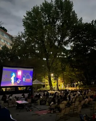 이번 가을엔 영화관 대신 계곡으로 가볼까요? 🎬
오는 10월 2일, 관악산 신림계곡 물놀이장에서 ‘관악 밤하늘 영화제’가 열립니다. 🌙
해가 지면 계곡에 대형 스크린이 켜지고, 돗자리를 펴고 앉아 영화를 감상할 수 있어요. 올해 상영작은 <모아나 1>으로, 오후 7시부터 9시까지 진행됩니다. 지정 좌석 없이 자연 속에서 영화를 즐기는 방식이죠.
관람료는 무료이며, 9월 21일부터 30일까지 서울시 공공서비스예약을 통해 선착순으로 신청할 수 있습니다. 가을밤 야외에서 즐기는 영화인 만큼 따뜻한 옷이나 담요도 챙겨 즐겨보세요. 🩷 이미지