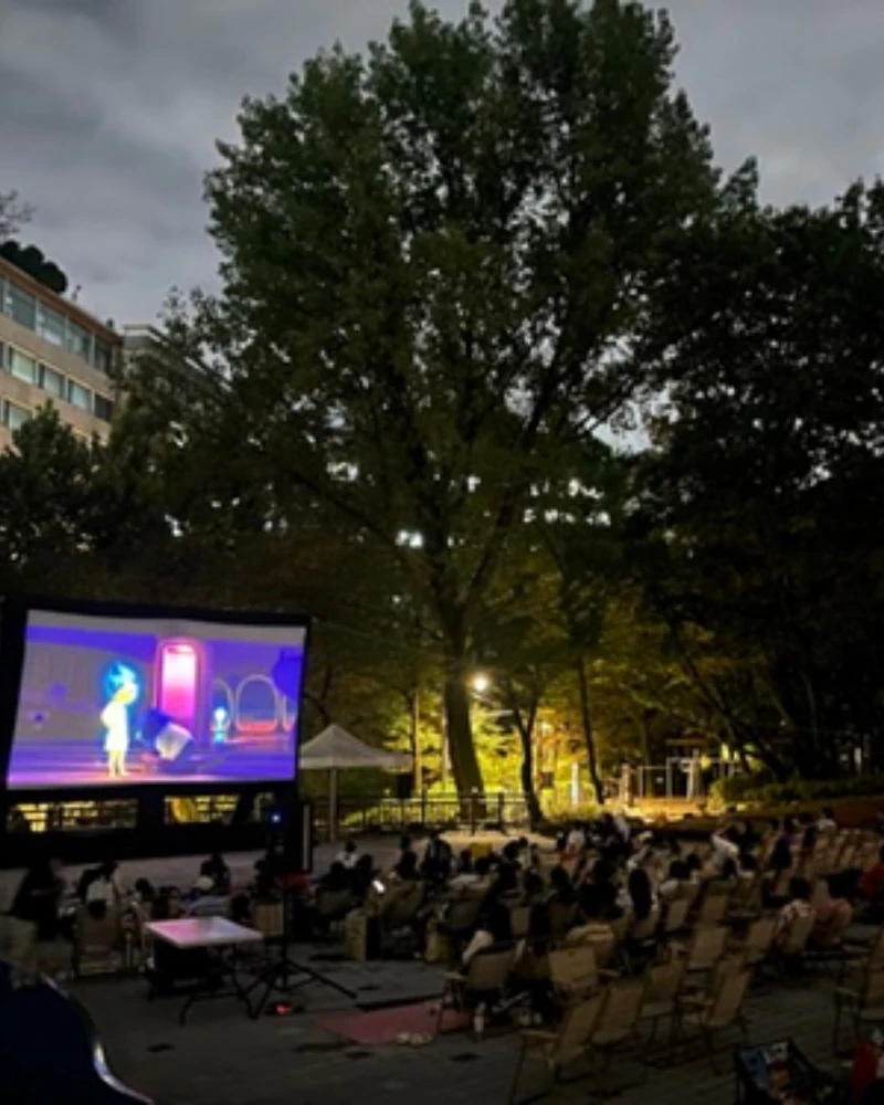 이번 가을엔 영화관 대신 계곡으로 가볼까요? 🎬
오는 10월 2일, 관악산 신림계곡 물놀이장에서 ‘관악 밤하늘 영화제’가 열립니다. 🌙
해가 지면 계곡에 대형 스크린이 켜지고, 돗자리를 펴고 앉아 영화를 감상할 수 있어요. 올해 상영작은 <모아나 1>으로, 오후 7시부터 9시까지 진행됩니다. 지정 좌석 없이 자연 속에서 영화를 즐기는 방식이죠.
관람료는 무료이며, 9월 21일부터 30일까지 서울시 공공서비스예약을 통해 선착순으로 신청할 수 있습니다. 가을밤 야외에서 즐기는 영화인 만큼 따뜻한 옷이나 담요도 챙겨 즐겨보세요. 🩷 이미지1