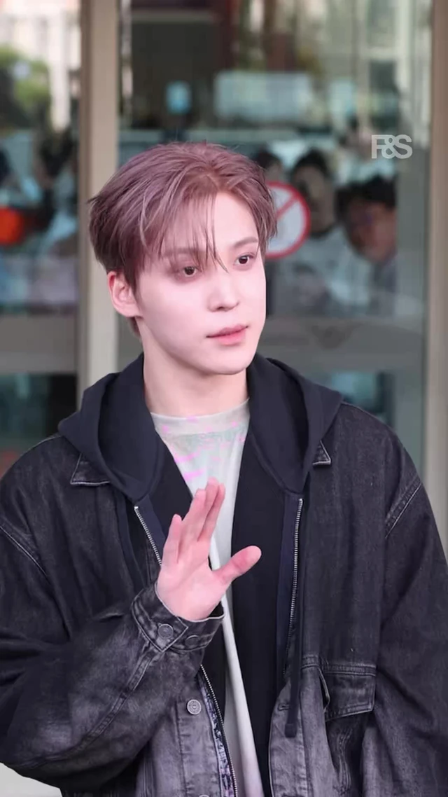 내 남친룩 보여주는 에이티즈 윤호🌞🇮🇹 밀라노 패션 위크 ‘디젤’ SS27 쇼 참석차 출국하는 윤호 이미지