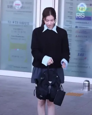 가방까지 센스 있는 미사모 👛 트와이스 사나·모모·미나가 각자의 스타일로 완성한 밀라노 패션위크 출국룩 ✈️ 사나는 셔츠와 니트, 미니스커트에 부츠와 백을 더해 클래식한 프레피 무드를 완성했고, 모모는 브라운 톤 체크 셔츠와 와이드 팬츠에 백을 매치해 사랑스러운 가을 스타일을 선보였습니다. 미나는 블랙 숏 재킷에 와이드 카고 팬츠를 매치하고 백을 더해 세련된 올블랙 룩을 완성했는데요. 각자의 스타일에 자연스럽게 녹아든 오늘의 백까지. 밀라노에서 이어질 세 사람의 패션위크 스타일도 기대해볼까요? ∙ 프라다 나일론 백팩|350만 원대 ∙ 오니츠카 타이거 숄더백(아더 컬러)|48만 원대 ∙ 펜디 매직 쇼퍼백|410만 원대 이미지