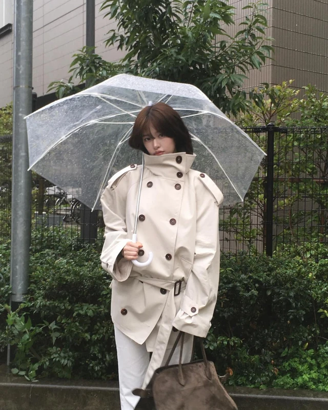 이번엔 짧은 트렌치에 주목하세요 🍂 올가을엔 길게 내려오는 트렌치보다 짧고 가벼운 숏 트렌치가 눈에 들어옵니다. 안유진은 크림 컬러 숏 트렌치에 화이트 팬츠를 매치해 깔끔하게, 김나영은 와이드 데님과 함께 편안한 데일리 룩으로 풀었어요. 정은채는 베이지 트렌치에 블랙 이너와 팬츠를 더해 차분하게 연출했습니다. 카즈하는 벨트를 묶어 허리선을 잡고 와이드 데님과 롱부츠를 더해 연출했으며, 이유미는 숏 트렌치에 체크 스커트를 매치해 발랄한 가을 룩을 완성했어요. 올가을 트렌치코트는 짧게, 숏 트렌치코트 어때요? 🩷 이미지
