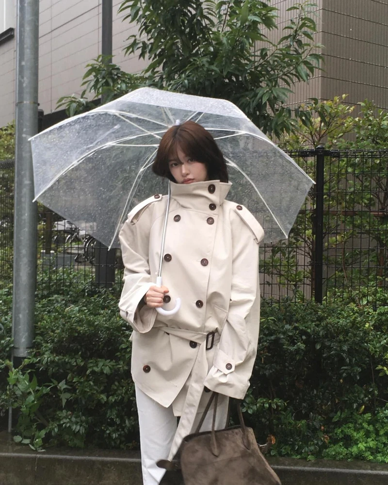 이번엔 짧은 트렌치에 주목하세요 🍂
올가을엔 길게 내려오는 트렌치보다 짧고 가벼운 숏 트렌치가 눈에 들어옵니다.
안유진은 크림 컬러 숏 트렌치에 화이트 팬츠를 매치해 깔끔하게, 김나영은 와이드 데님과 함께 편안한 데일리 룩으로 풀었어요.
정은채는 베이지 트렌치에 블랙 이너와 팬츠를 더해 차분하게 연출했습니다. 카즈하는 벨트를 묶어 허리선을 잡고 와이드 데님과 롱부츠를 더해 연출했으며, 이유미는 숏 트렌치에 체크 스커트를 매치해 발랄한 가을 룩을 완성했어요.
올가을 트렌치코트는 짧게, 숏 트렌치코트 어때요? 🩷 이미지1