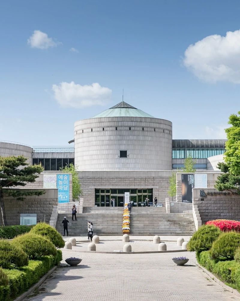 추석 연휴, 국립현대미술관 무료로 가볼까? 🖼️🌕
국립현대미술관(MMCA)이 9월 24일부터 27일까지 서울·과천·덕수궁·청주 4개관을 무료 개방합니다. 서울관은 추석 당일인 25일 휴관하며, 과천·덕수궁·청주관은 연휴 다음 날인 28일 문을 닫습니다.
서울관 ‘서도호’, 과천관 ‘MMCA 과천 40주년: 빛의 상상들’, 덕수궁관 ‘이대원: 당신을 슬프게 하는 것은 하나도 없다’ 등 주요 전시도 무료로 만날 수 있는데요.
9월 23~27일 방문 인증 사진을 #2026추석맞이국현미와 함께 인스타그램에 올리면 추첨을 통해 20명에게 ‘서도호 도시 비누, 서울집’도 증정합니다. 올 추석, 미술관 나들이 어떠세요?✨ 이미지1