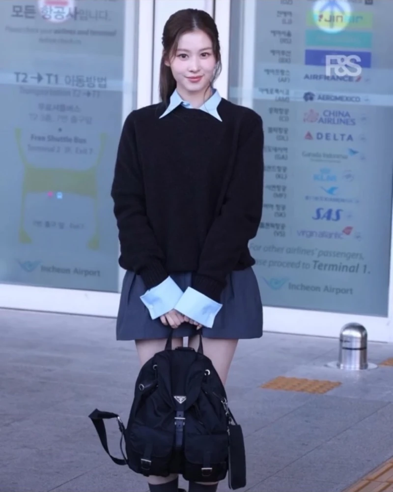 가방까지 센스 있는 미사모 👛
트와이스 사나·모모·미나가 각자의 스타일로 완성한 밀라노 패션위크 출국룩 ✈️
사나는 셔츠와 니트, 미니스커트에 부츠와 백을 더해 클래식한 프레피 무드를 완성했고, 모모는 브라운 톤 체크 셔츠와 와이드 팬츠에 백을 매치해 사랑스러운 가을 스타일을 선보였습니다.
미나는 블랙 숏 재킷에 와이드 카고 팬츠를 매치하고 백을 더해 세련된 올블랙 룩을 완성했는데요.
각자의 스타일에 자연스럽게 녹아든 오늘의 백까지.
밀라노에서 이어질 세 사람의 패션위크 스타일도 기대해볼까요?
∙ 프라다 나일론 백팩|350만 원대
∙ 오니츠카 타이거 숄더백(아더 컬러)|48만 원대
∙ 펜디 매직 쇼퍼백|410만 원대 이미지2