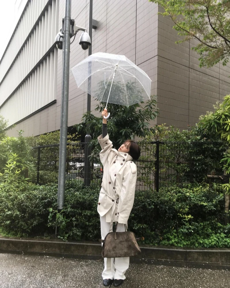 이번엔 짧은 트렌치에 주목하세요 🍂
올가을엔 길게 내려오는 트렌치보다 짧고 가벼운 숏 트렌치가 눈에 들어옵니다.
안유진은 크림 컬러 숏 트렌치에 화이트 팬츠를 매치해 깔끔하게, 김나영은 와이드 데님과 함께 편안한 데일리 룩으로 풀었어요.
정은채는 베이지 트렌치에 블랙 이너와 팬츠를 더해 차분하게 연출했습니다. 카즈하는 벨트를 묶어 허리선을 잡고 와이드 데님과 롱부츠를 더해 연출했으며, 이유미는 숏 트렌치에 체크 스커트를 매치해 발랄한 가을 룩을 완성했어요.
올가을 트렌치코트는 짧게, 숏 트렌치코트 어때요? 🩷 이미지2