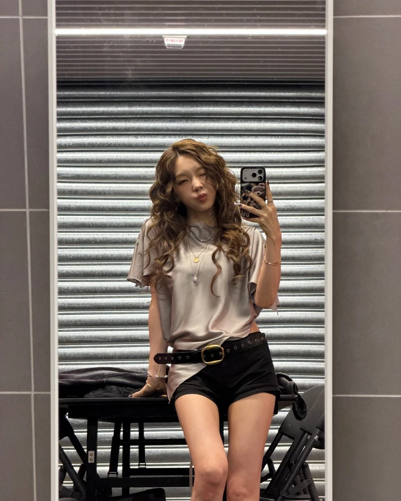 헤어에 컬을 더해봐요 🌀
가을 헤어 변화를 고민중이라면, 히피펌으로 분위기를 바꿔보세요.
히피펌은 컬의 강도와 머리 기장에 따라 분위기가 달라져요. 촘촘하고 강한 컬은 자유롭고 개성 있는 느낌을, 굵고 느슨한 컬은 자연스럽고 부드러운 분위기를 만들어줍니다.
긴 머리에 더하면 풍성한 볼륨을 살릴 수 있고, 짧은 머리는 가볍고 발랄하게 연출할 수 있어요. 같은 히피펌이라도 컬과 기장에 따라 느낌이 달라지는 만큼, 올가을에는 나에게 어울리는 히피펌을 찾아보세요. 🩷 이미지2