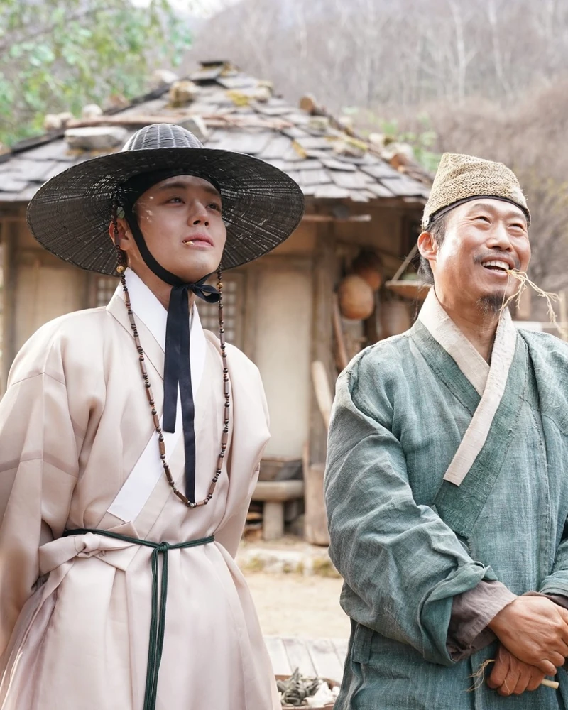 이번 추석, 뭐 볼지 고민된다면? 📺
9월 24일부터 27일까지 TV에서 만날 수 있는 특선영화를 모아봤어요. 🍿
9/24(목)
• <파일럿> 20:50|SBS
• <바이러스> 22:00|OCN
• <범죄도시3> 22:40|tvN
9/25(금)
• <파묘> 22:00|KBS 2TV
9/26(토)
• <왕과 사는 남자> 21:30|SBS
• <노이즈> 21:00|OCN
9/27(일)
• <대가족> 09:40|MBC
• <1승> 17:35|SBS
• <좀비딸> 20:20|SBS
이번 연휴엔 극장 대신 집에서 영화 한 편 어때요? 🎬 이미지1