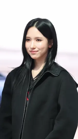 올블랙에 가방이 포인트👜 트와이스 미나(MINA)가 밀라노 패션위크 펜디 쇼 참석을 위해 출국합니다. 이미지