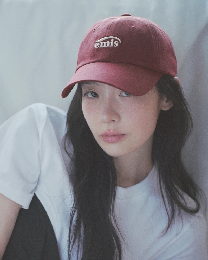 사복 모자 전문가🩷🤎김민하 ‘모자’
이미스 26FW 캡 캠페인 공개🧢 그 느낌 그대로 따라해요 #광고
이미스가 배우 김민하를 새 모델로 세우고 26FW 캡 캠페인 'WHAT MINHA LOVES'를 공개했어요. 김민하의 자연스러운 분위기와 어우러진 다채로운 캡 스타일링을 담았습니다.
부클레와 피그먼트 소재부터 브라운, 퍼플 등 다양한 컬러까지. 서로 다른 소재와 실루엣의 캡이 김민하만의 자연스러운 분위기와 어우러집니다.
홍대 플래그십에서만 팔던 이미스 태그 볼캡 3종도 온라인으로 풀립니다. 브러시드와 코듀로이, 벨벳이에요. 후드나 니트 위에 툭 얹는 게 기본이고요.
EMIS TAG 볼캡 3종:
• EMIS TAG BRUSHED BALL CAP
• EMIS TAG CORDUROY BALL CAP
• EMIS TAG VELVET BALL CAP 이미지2
