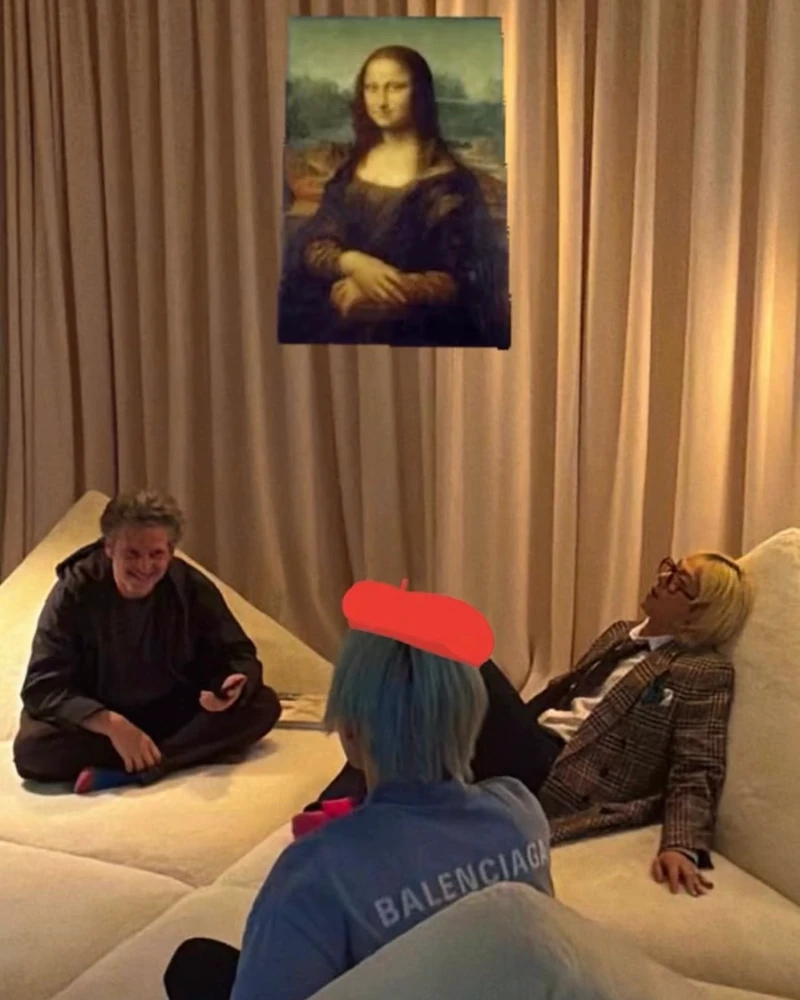 좋아하는 건 같이 써야지 🛋️
지드래곤이 대성과 함께 만난 이 소파의 정체는 프랑스 디자이너 피에르 폴랭(Pierre Paulin)의 대표작, 듄 앙상블(Dune Ensemble)입니다.
피에르 폴랭은 2009년 세상을 떠났지만, 그의 디자인 유산은 아들 벤자민 폴랭(Benjamin Paulin)이 이어가고 있습니다. 현재 벤자민 폴랭은 Paulin, Paulin, Paulin을 통해 아버지의 오리지널 디자인을 보존하고 재생산하고 있죠.
유려한 곡선과 독특한 모듈 구조로 오랫동안 사랑받아온 듄 앙상블은 지드래곤은 물론 저스틴 비버·헤일리 비버, 장원영, SZA 등 셀럽들의 공간에서도 포착되며 다시 주목받고 있는데요.
한눈에 봐도 존재감 확실한 이 소파, 대성의 마음에도 들었을까요? 👀 이미지1