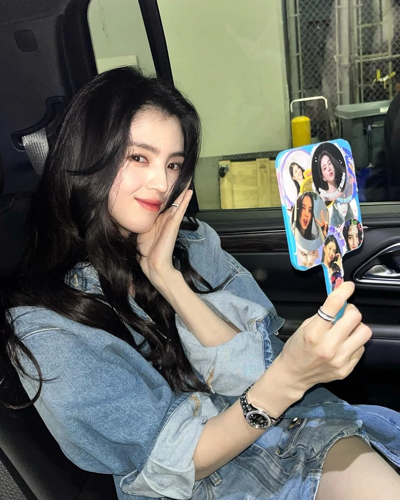 데님 셔츠, 다시 꺼낼 때 👔
데님 셔츠로 간절기 코디를 완성해보세요. 💙
데님 셔츠는 티셔츠 위에 가볍게 걸치거나 단독으로 입기 좋아 간절기 데일리 아이템으로 활용하기 좋습니다. 팬츠부터 스커트까지 다양한 하의에 매치할 수 있어 코디에 따라 분위기도 달라져요.
청바지와 함께 입으면 캐주얼한 청청 코디를, 블랙 팬츠나 스커트와 매치하면 조금 더 깔끔한 룩을 완성할 수 있습니다. 아침저녁으로 쌀쌀한 날에는 가벼운 아우터처럼 걸쳐 입어보세요. 이미지1