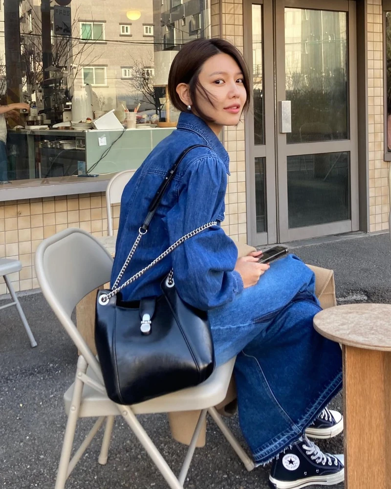 청청, 이렇게 입으면 됩니다 👖
청청 코디, 실루엣과 이너만 달리해도 분위기가 달라져요. 💙
수영은 데님 셔츠에 롱 스커트를 매치해 차분하고 여성스러운 느낌으로 연출했어요. 공승연은 데님 셔츠와 팬츠에 화이트 이너를 더해 깔끔하게 완성했죠.
장원영은 데님 팬츠에 크롭 민소매 데님 탑을 매치해 가볍고 시원하게, 효연은 튜브톱과 미니 스커트로 과감하게 풀어냈어요. 리즈는 데님 미니 원피스로 청청 스타일을 사랑스러운 분위기로 연출했습니다.
셔츠부터 스커트, 원피스까지 취향에 맞는 데님 조합으로 청청 코디를 완성해보세요. 💙 이미지2