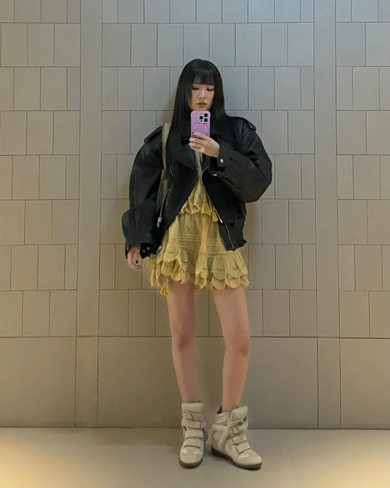 레트로에서 다시 트렌드로 🖤
웨지 스니커즈가 다시 한번 주목받고 있어요. 👀
발목까지 올라오는 하이탑 실루엣에 굽을 더한 웨지 스니커즈는 스니커즈 특유의 캐주얼한 분위기는 유지하면서도 일반 스니커즈와 다른 실루엣을 만들어주는 게 특징이에요.
특히 2000년대 후반부터 2010년대 초반까지 사랑받았던 스타일이 최근 다시 등장하고 있습니다. 데님이나 와이드 팬츠처럼 편안한 룩에 매치하거나, 미니스커트와 함께 Y2K 무드로 연출하는 등 활용법도 다양하죠.
그때 그 웨지 스니커즈, 이번에 다시 신어보는거 어때요? 👟 이미지1