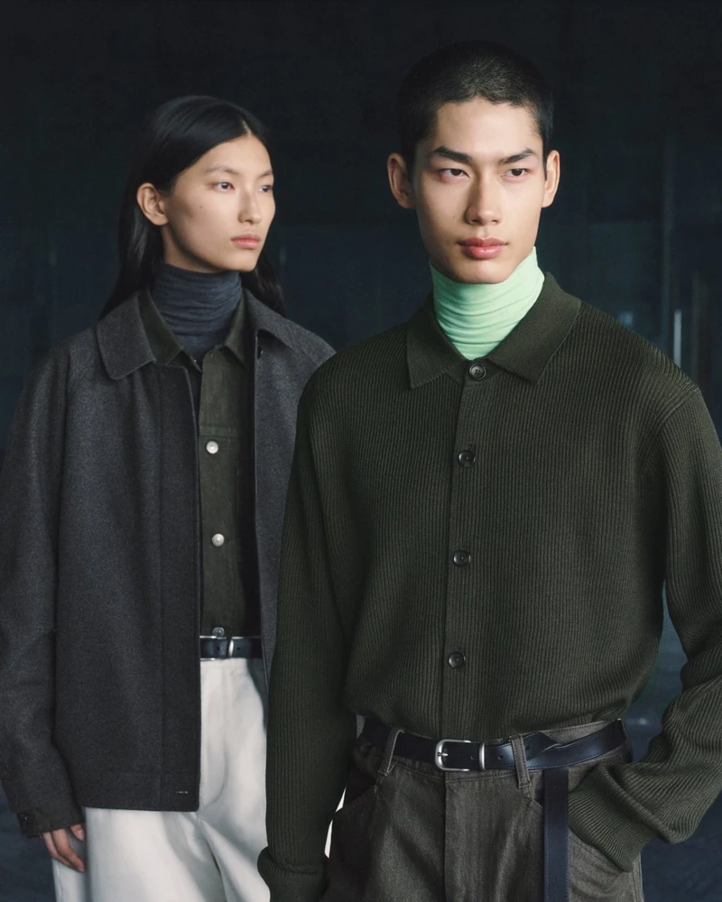#광고 기다렸던 컬렉션 런칭🧶
올가을 첫 캐시미어는 여기서🍁🧡 26FW UNIQLO : C
유니클로가 영국 디자이너 클레어 웨이트 켈러와 함께한 26FW UNIQLO : C 컬렉션을 공개했어요. 주제는 '부드러움에 담긴 정교함'입니다.
이번 시즌 처음 나오는 건 '플러피 캐시미어 시리즈'예요. V넥 스웨터와 릴랙스 가디건, 베스트 등으로 구성되어 있습니다. 데님과 울, 캐시미어, 코듀로이가 볼륨을 절제한 실루엣을 만들고요.
컬러는 브라운과 보르도를 축으로 차콜, 옐로우, 블러시 핑크, 그린이 붙습니다. 9월 24일 목요일부터 전국 매장과 온라인 스토어에서 만날 수 있어요.
컬렉션 26FW UNIQLO : C
• 주제 부드러움에 담긴 정교함 (Precision in Softness)
• 디자이너 클레어 웨이트 켈러 (Clare Waight Keller)
• 출시일 9월 24일(목)
• 판매처 전국 유니클로 매장, 유니클로 온라인 스토어 이미지2