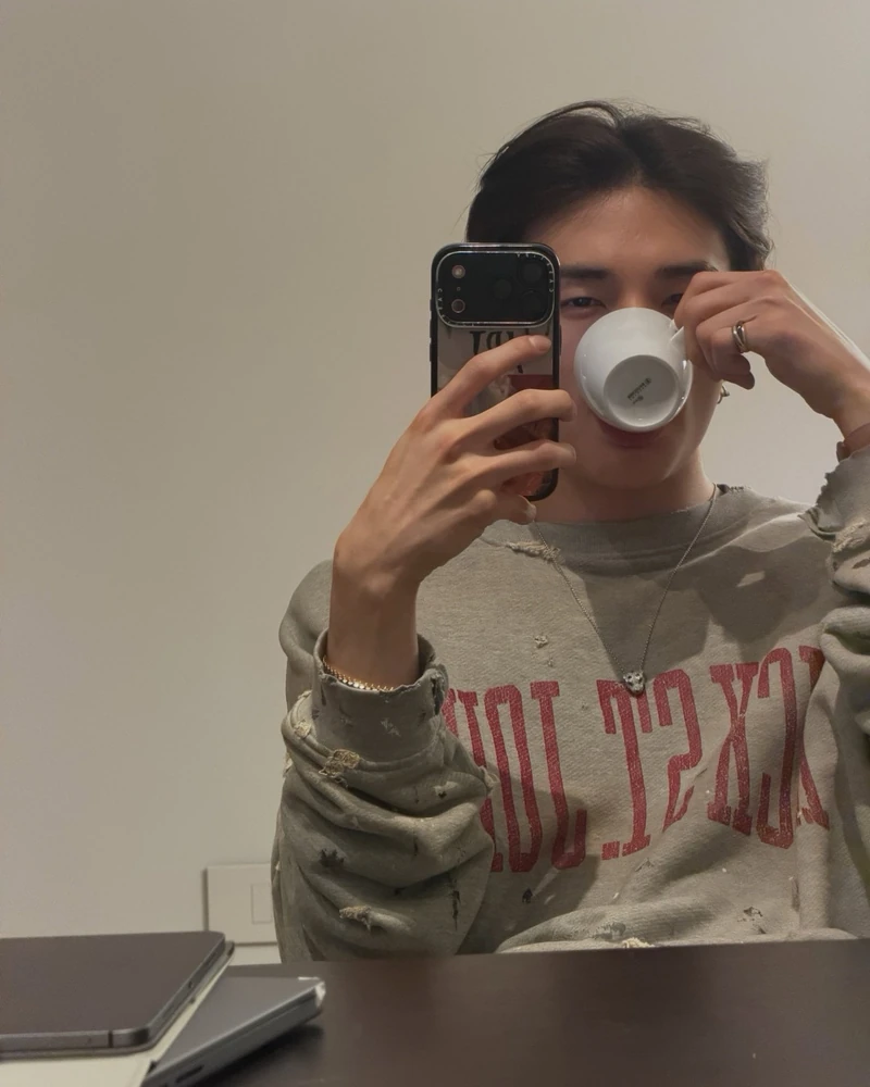 연휴 끝, 카페인 충전 완료 ☕️
긴 연휴 뒤 유독 몸이 무겁고 집중력이 떨어진다면, 무리해서 일상으로 돌아가기보다 하루 이틀에 걸쳐 리듬을 천천히 되찾아보세요.
☕️ 커피는 적당히
아침이나 오전에 한 잔으로 시작하고, 늦은 오후 카페인은 줄여 숙면을 방해하지 않도록 합니다.
💧 물부터 충분히
연휴 동안 부족해지기 쉬운 수분을 충분히 보충해 몸의 컨디션을 끌어올려 주세요.
😴 수면 시간 되돌리기
늦게 자고 늦게 일어났다면 취침·기상 시간을 조금씩 앞당겨 평소 리듬으로 돌아갑니다.
🚶 가볍게 움직이기
무리한 운동보다는 20~30분 정도의 산책이나 가벼운 스트레칭으로 몸을 깨워주세요.
🥗 식사는 가볍게
연휴 동안 기름지고 자극적인 음식을 많이 먹었다면 채소와 단백질을 챙기고 과식은 잠시 쉬어가는 것도 방법입니다. 이미지1
