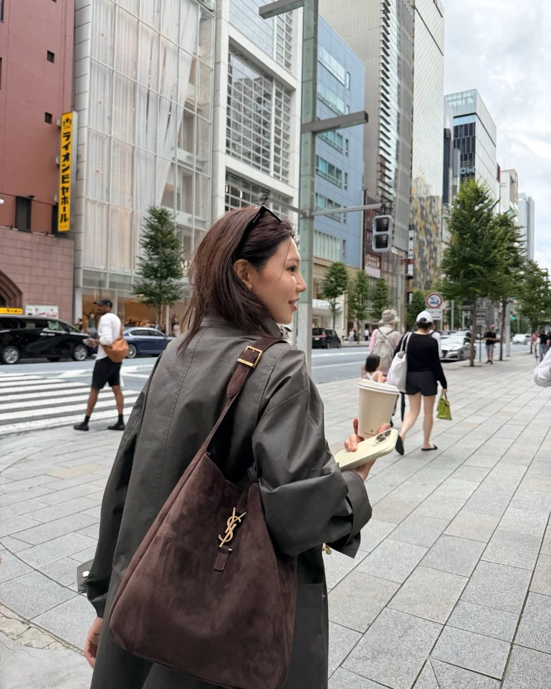 최애 수영이💚💛여행 애착 '자켓'
신인인데,, 가을여자룩도 예쁘네?!✈️ 적당한 길이 '그' 워크자켓
일본 여행 내내 가볍고 편안하게 카키 워크자켓을 걸쳤어요. 아이보리 와이드 팬츠에 브라운 스웨이드 버킷백, 신발까지 세 톤으로만 코디했습니다.
온앤온 워크자켓은 목까지 올라오는 하이넥이라 목선이 정리돼요. 기장은 허벅지 중간에서 끊겨 와이드 팬츠와 세로로 자연스럽게 이어집니다.
요즘 날씨에 좋으니, 적당한 길이감을 찾으신다면 확인하세요.
• 온앤온 하이넥 포켓 워크자켓, 37만 원대 이미지2