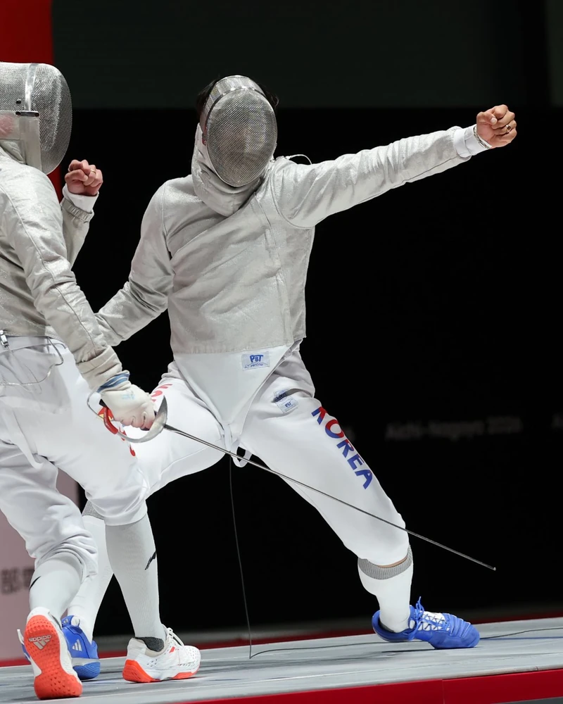 아시안게임 2연패 금빛 찌르기🤺🥇
오상욱이 2026 아이치·나고야 아시안게임 남자 사브르 개인전 결승에서 중국 센첸펑을 15-13으로 제압했습니다. 특히 11-13으로 뒤진 상황에서 내리 4점을 따내며 극적인 역전승을 완성했습니다.
항저우 대회에 이어 개인전 2연패에 성공한 오상욱은 이제 단체전까지 대회 2관왕에 도전합니다. 이미지1