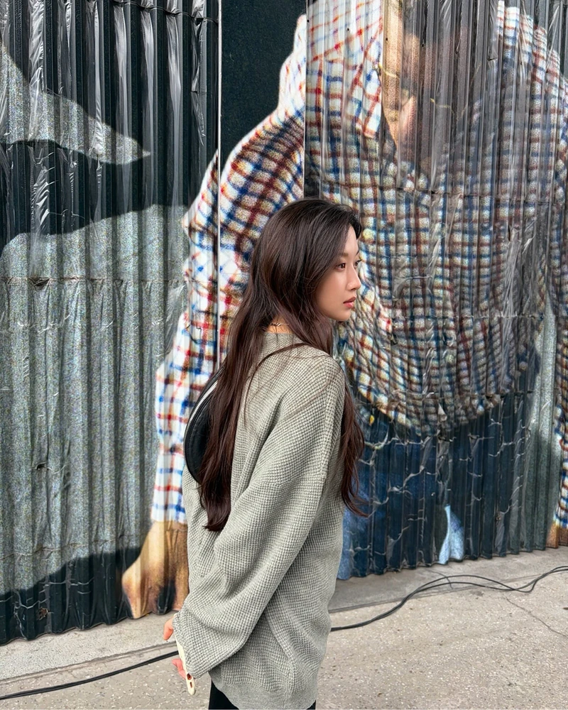 뉴트럴 톤 조합이 포인트☝🏻
문가영의 가을룩 픽은 여유로운 핏의 그레이 와플 니트입니다.자칫 밋밋할 수 있는 디자인이지만, 입체적인 와플 조직감이 더해져 포근한 매력을 살렸습니다. 여기에 트위스트 실루엣이 돋보이는 블랙 호보백을 매치해 시크한 분위기까지 챙겼습니다.
니트 하나로 완성하는 미니멀 무드, 이번 가을 참고하기 좋은 룩입니다.
• 피어 오브 갓 와플 니트 드롭숄더 스웨터
• 알렉산더 왕 트위스트 미니 백 이미지1