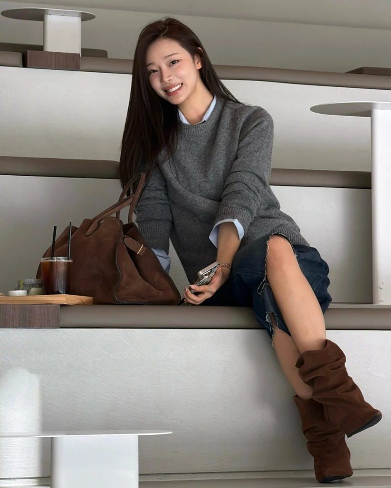 이번 가을엔 이렇게 신어봐 👢
포근한 어그 대신, 결이 부드러운 스웨이드 부츠 어때요? 🍂
스웨이드 특유의 부드러운 질감은 가을 룩에 따뜻한 분위기를 더해줘요. 앵클부츠처럼 발목에서 가볍게 끊어지는 스타일부터 종아리를 덮는 미들부츠, 무릎까지 올라오는 롱부츠까지 기장도 다양하죠.
기장과 실루엣에 따라 캐주얼하게도, 조금 더 여성스러운 분위기로도 연출할 수 있죠.
올가을엔 스웨이드 부츠로 새로운 분위기를 더해보세요. 🤎 이미지1