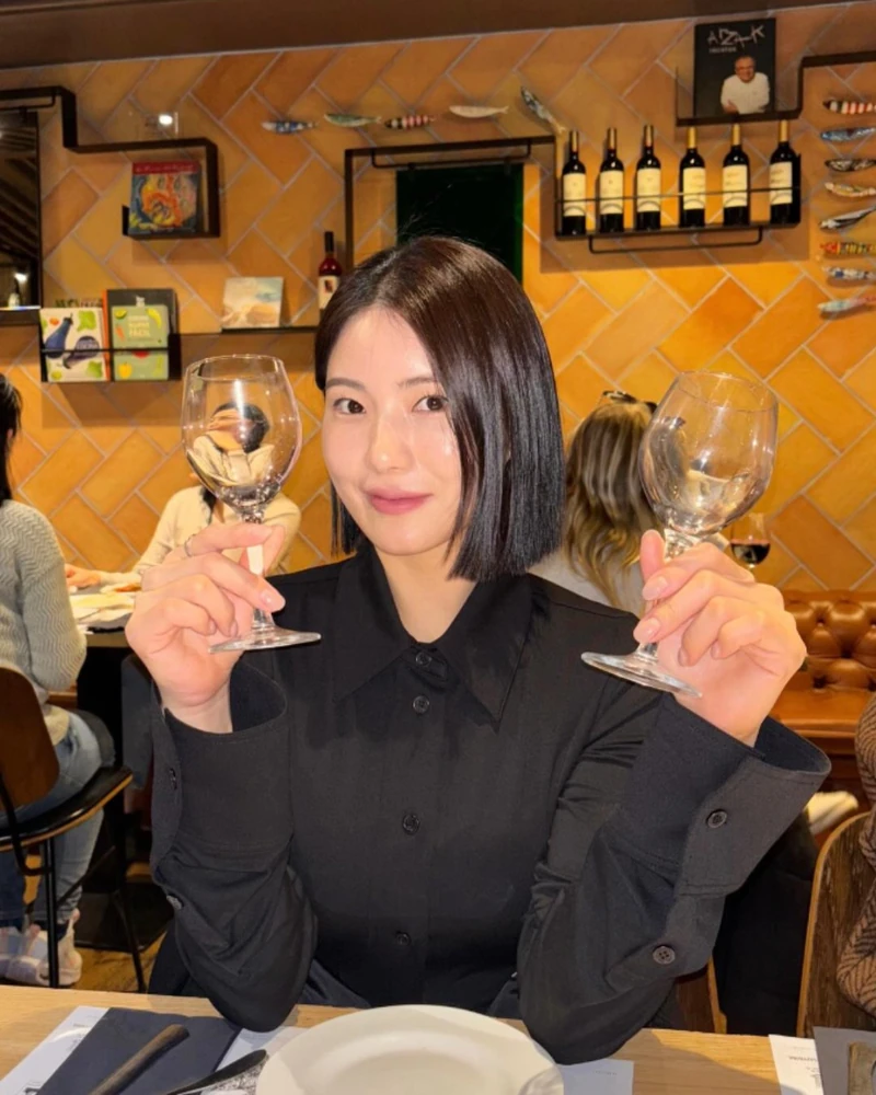 피스트 압도하는 송세라❤️반전인데?
빛나는 금메달 검술 센스보다🤺🥇 ‘사복 센스’ 또 매력있네?!
피스트 위에선 냉철한 승부사, 경기장 밖에선 ‘초미녀’ 모먼트로 설레게 해
아시안게임 여자 에페 개인전 금메달의 주인공 송세라 선수. 치열한 승부 끝에 값진 금메달을 목에 걸며 다시 한 번 피스트 위 존재감을 보여줬어요. 피스트 위에선 날카로운 눈빛으로 승부에 집중하지만 SNS 속 일상은 정반대예요. 카페, 여행지 셀피처럼 편안한 장면이 이어지죠.
착장도 눈에 들어옵니다. 카페에선 그레이 니트에 포인트 컬러, 데일리룩은 과하지 않은 실루엣으로 연출하는 등 컬러와 핏 감각에서 참고할 포인트가 많아요.
SNS를 통해 오랜 시간 한국 펜싱을 후원해 온 SKT에 대한 애정도 숨기지 않았던 송세라. 이번 시즌도 훌륭하게 소화했는데요. 경기장 밖 또 다른 매력이 궁금하다면 그녀의 SNS 속 일상도 함께 살펴보세요. 이미지1