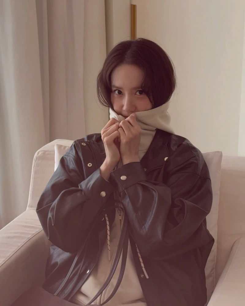 가죽자켓?!🤎🖤윤아처럼 고급미해
가벼워서 더 좋다는 윤아 '레더 자켓'☕️ 다양하게 입는 법 참고해
윤아가 고른 건 드파운드 스탠드 칼라 레더 블루종 브라운이에요. 안에 크림 후드 집업을 넣고 후드만 밖으로 뺐는데, 편안한 캐주얼로도 소화하기 좋아요.
블랙은 하의만 바꿔 입어도 어느 코디든 좋습니다. 데님도, 베이지 롱스커트도, 스웨이드 쇼츠. 블루종 디자인 때문에 어떤 기장이든 예쁜 비율도 만들고요.
윤아가 같은 브라운 포인트로 마무리한 무디 와이드백은 페이크 스웨이드 숄더백인데, 가로로 길어 담백하게 어울립니다.
• 드파운드 스탠드 칼라 레더 블루종 자켓, 31만 원대
• 드파운드 무디 와이드백 (스웨이드), 17만 원대 이미지2