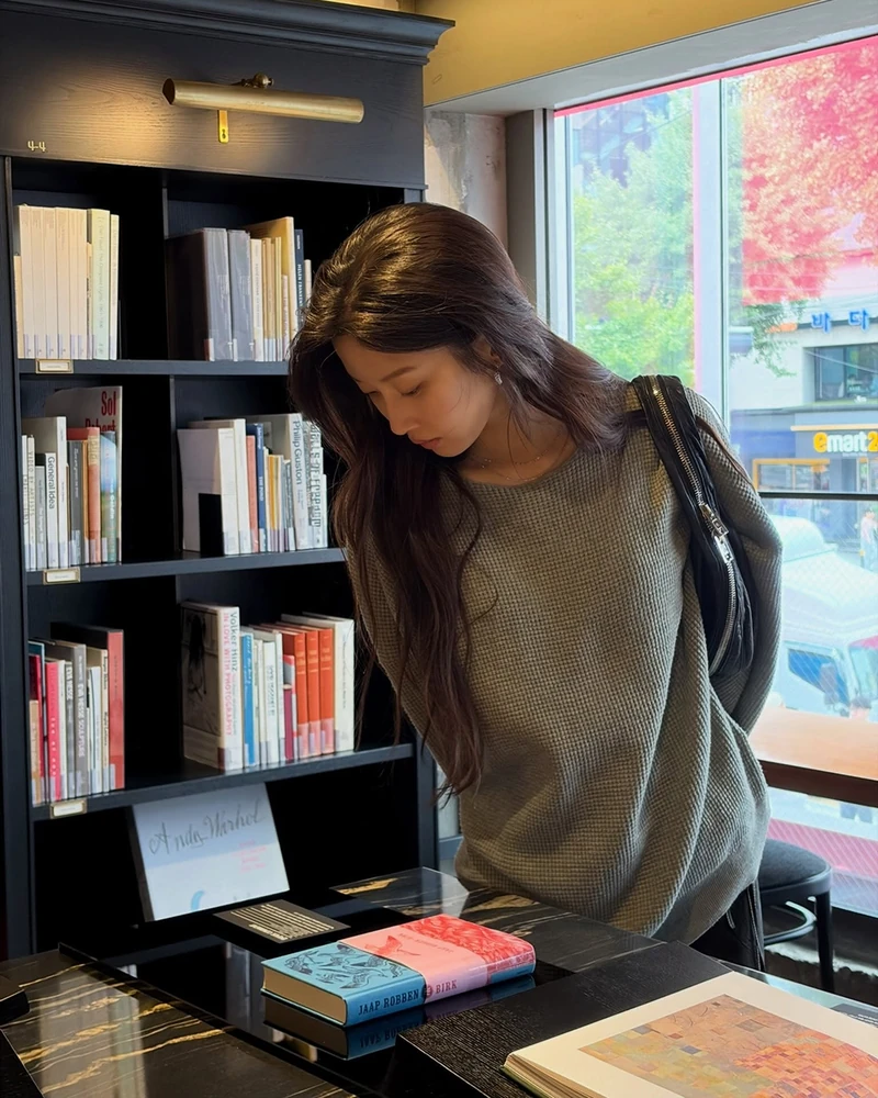 뉴트럴 톤 조합이 포인트☝🏻
문가영의 가을룩 픽은 여유로운 핏의 그레이 와플 니트입니다.자칫 밋밋할 수 있는 디자인이지만, 입체적인 와플 조직감이 더해져 포근한 매력을 살렸습니다. 여기에 트위스트 실루엣이 돋보이는 블랙 호보백을 매치해 시크한 분위기까지 챙겼습니다.
니트 하나로 완성하는 미니멀 무드, 이번 가을 참고하기 좋은 룩입니다.
• 피어 오브 갓 와플 니트 드롭숄더 스웨터
• 알렉산더 왕 트위스트 미니 백 이미지2