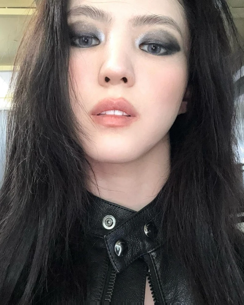 올가을엔 눈매에 깊이를 더해볼 때 👀
여름엔 밝고 가벼운 메이크업을 했다면, 날씨가 쌀쌀해지는 지금 눈매를 조금 더 짙게 연출해보는 건 어떨까요?
같은 스모키 메이크업도 어떤 컬러를 더하고 얼마나 진하게 표현하느냐에 따라 분위기가 달라져요. 푸른 기가 도는 그레이·블랙 스모키는 차가운 느낌을, 브라운이 섞인 스모키는 한층 부드럽고 따뜻한 인상을 만들어줍니다.
눈두덩이와 언더까지 짙게 채운 딥 스모키가 있는가 하면, 눈꼬리와 언더에만 음영을 더한 세미 스모키도 있어요. 여기에 펄을 살짝 더하면 무게감을 덜어내면서 포인트를 줄 수도 있죠.
이번 가을엔 내게 어울리는 스모키를 골라보세요. 🖤 이미지1