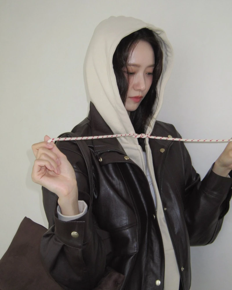 가죽자켓?!🤎🖤윤아처럼 고급미해
가벼워서 더 좋다는 윤아 '레더 자켓'☕️ 다양하게 입는 법 참고해
윤아가 고른 건 드파운드 스탠드 칼라 레더 블루종 브라운이에요. 안에 크림 후드 집업을 넣고 후드만 밖으로 뺐는데, 편안한 캐주얼로도 소화하기 좋아요.
블랙은 하의만 바꿔 입어도 어느 코디든 좋습니다. 데님도, 베이지 롱스커트도, 스웨이드 쇼츠. 블루종 디자인 때문에 어떤 기장이든 예쁜 비율도 만들고요.
윤아가 같은 브라운 포인트로 마무리한 무디 와이드백은 페이크 스웨이드 숄더백인데, 가로로 길어 담백하게 어울립니다.
• 드파운드 스탠드 칼라 레더 블루종 자켓, 31만 원대
• 드파운드 무디 와이드백 (스웨이드), 17만 원대 이미지1