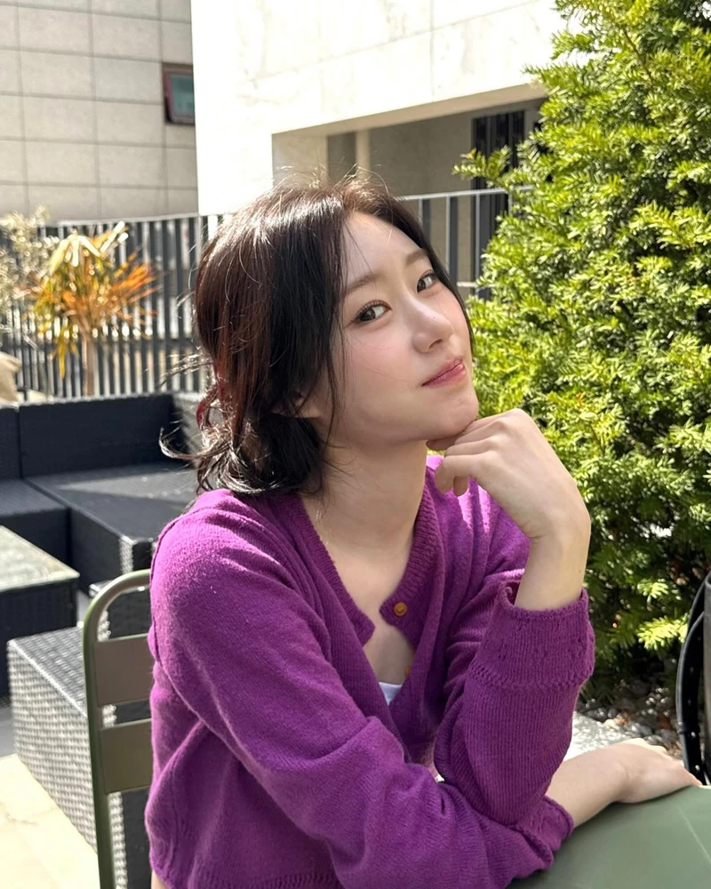 보라색 하나면 충분해 💜
이번 시즌 눈여겨볼 컬러 퍼플, 셀럽들은 각자의 방식으로 보라색을 더했어요.
채령은 퍼플 가디건으로 데일리하게, 제니는 보라색 벨트로 작은 포인트를 줬어요. 허윤진은 퍼플 헤어밴드로 귀여운 무드를 살렸고, 카리나는 보라색 원피스로 여성스러운 룩을 완성했습니다.
올가을엔 퍼플 하나로 평소와 다른 분위기를 만들어보세요. 💟 이미지2